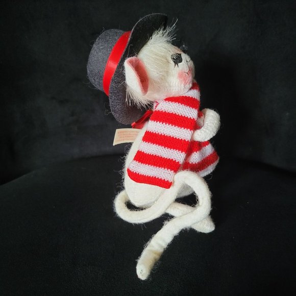 Annalee Yuletide Mouse w/ Top Hat, Scarf and Wreath 2006 - Picture 5 of 7